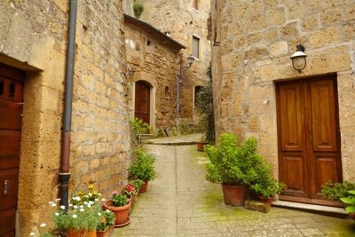 Fotobehang Vintage straat versierd met bloemen, Toscane, Italië