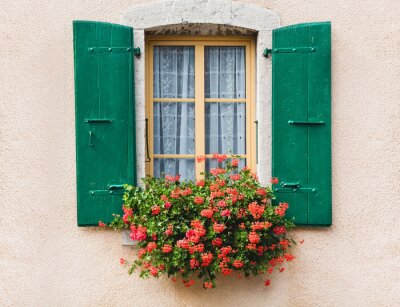 Fotobehang Vintage venster met bloemen en rolluiken in Zwitserland