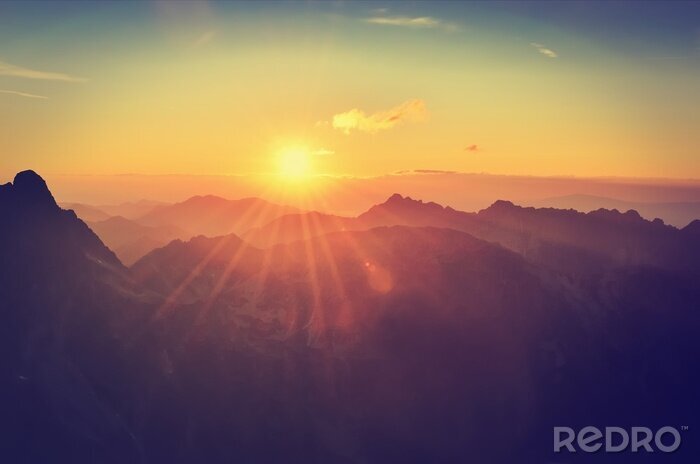 Fotobehang Vintage zonsondergang achter de bergen