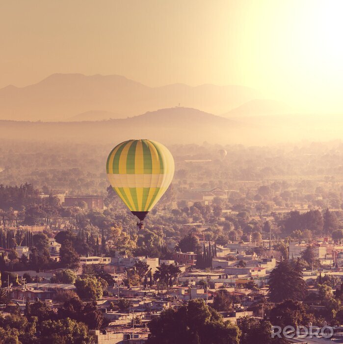 Fotobehang Vliegende ballon bij zonsondergang