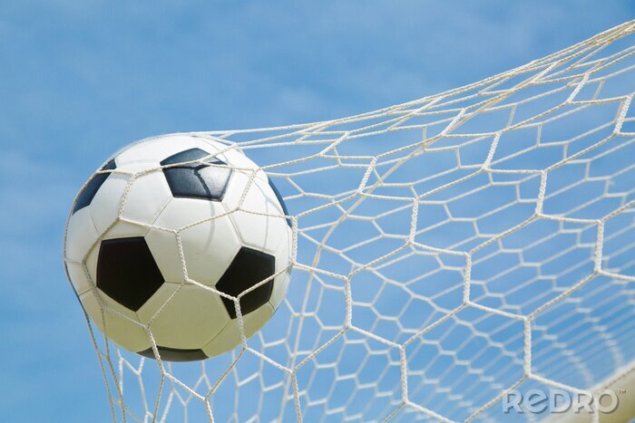 Fotobehang Voetbal in doel tegen de lucht