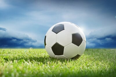 Fotobehang Voetbal op blauwe hemelachtergrond