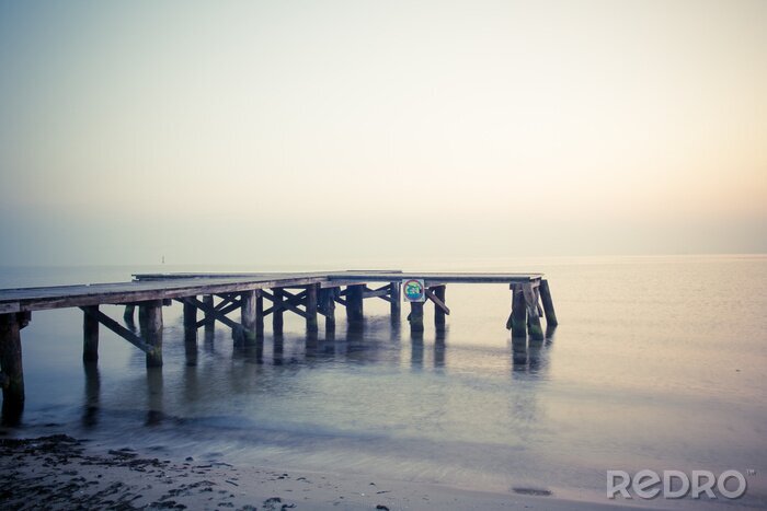 Fotobehang Voetgangersbrug over een kalme zee