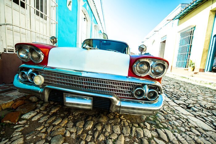 Fotobehang voiture dans petite rue de trinidad