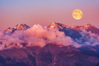 Fotobehang Volle maan boven de Kaukasus
