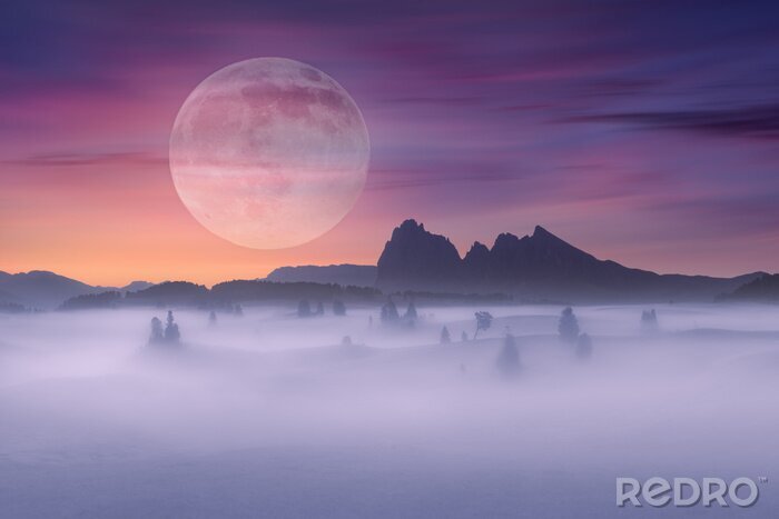 Fotobehang Volle maan in een idyllisch mistig landschap