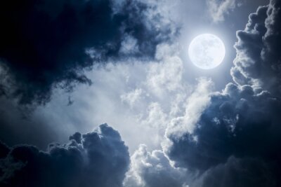 Fotobehang Volle maan verlicht wolken