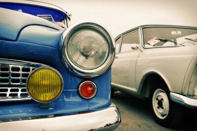 Fotobehang Voorkant van oude blauwe auto, jaren zestig stijl, retro
