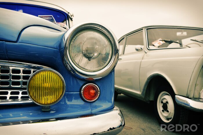 Fotobehang Voorkant van oude blauwe auto, jaren zestig stijl, retro