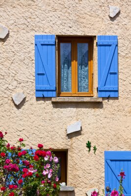 Voorzijde van het huis met blauwe luiken in Frankrijk