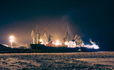 Fotobehang Vrachtschip in de noordelijke poort in de nacht