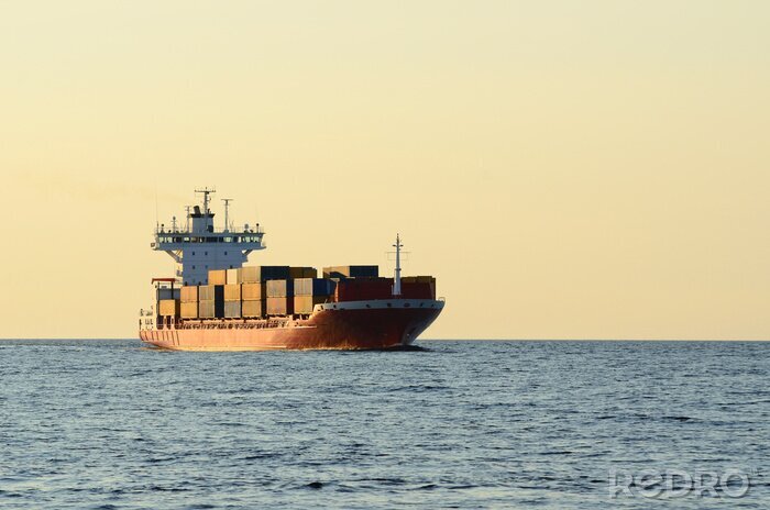 Fotobehang vrachtschip zeilen in stilstaand water