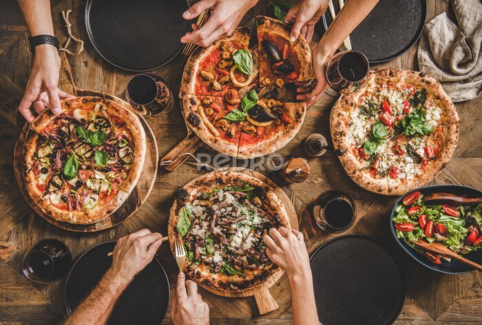 Fotobehang Vrienden eten verschillende soorten pizza