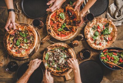 Fotobehang Vrienden eten verschillende soorten pizza