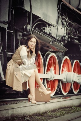 Fotobehang Vrouw bij een zwarte trein