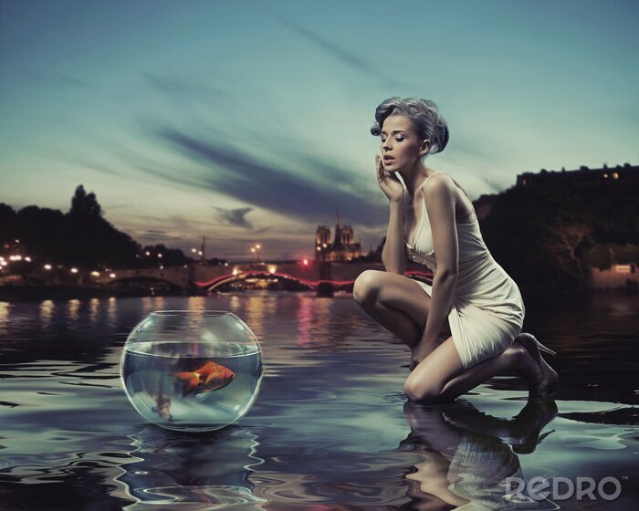 Fotobehang Vrouw en een goudvis