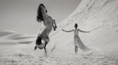Fotobehang Vrouw en een majestueus paard