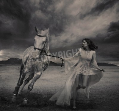 Fotobehang Vrouw en een paard op de achtergrond van wolken