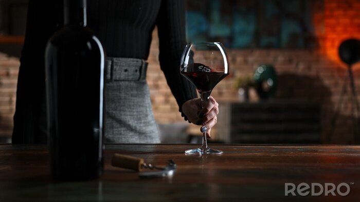 Fotobehang Vrouw en rode wijn