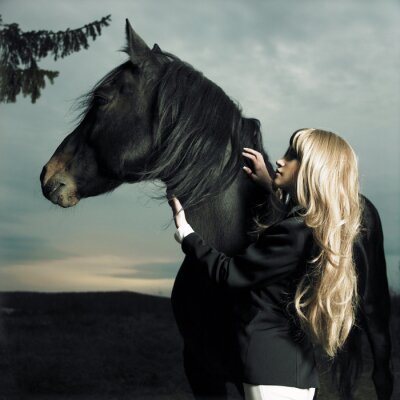 Fotobehang Vrouw en zwart paard