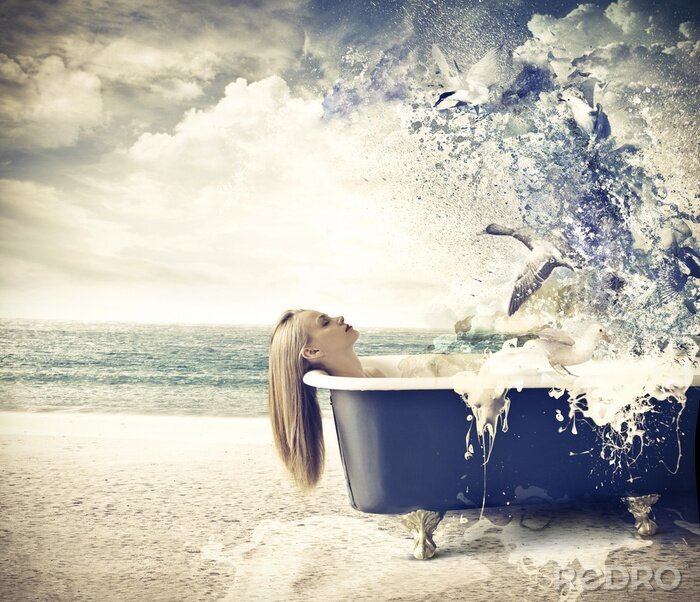 Fotobehang Vrouw in bad op het strand