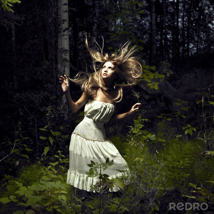 Fotobehang Vrouw in een bos