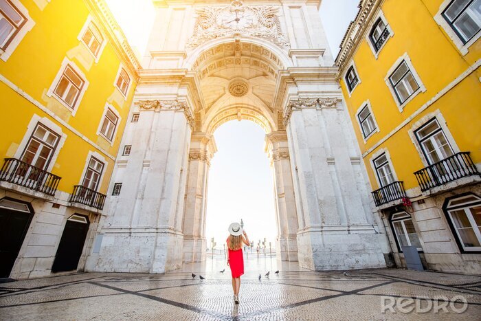Fotobehang Vrouw in het centrum van Lissabon