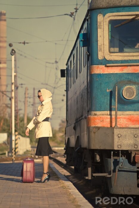 Fotobehang Vrouw in zonnebril wachten trein op station.