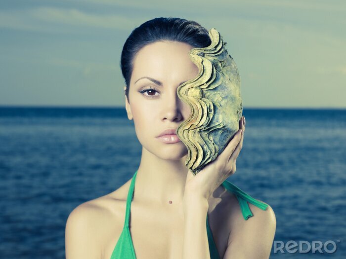 Fotobehang Vrouw met een schelp uit de oceaan