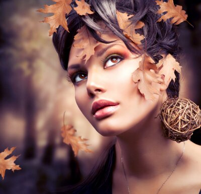 Fotobehang Vrouw met herfstbladeren