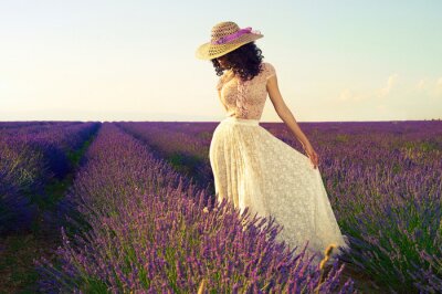 Fotobehang Vrouw met hoed in een lavendelveld