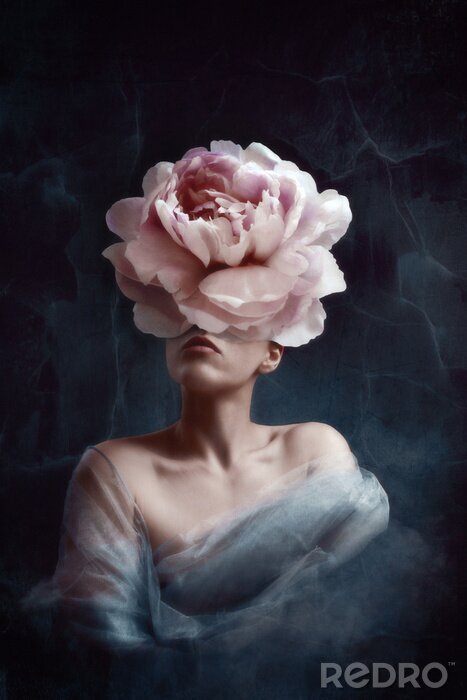 Fotobehang Vrouw met pioenrooshoofd op donkere achtergrond artistiek concept