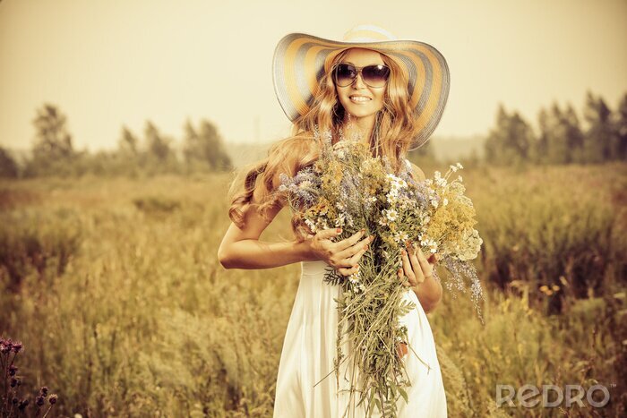 Fotobehang Vrouw met veldbloemen