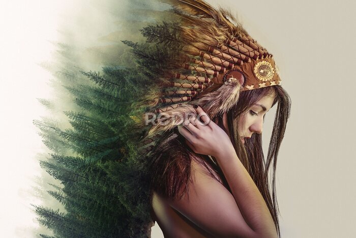 Fotobehang Vrouw met veren hoofdtooi met bos