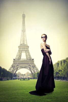 Fotobehang Vrouw op achtergrond van de Eiffeltoren