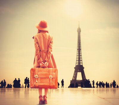 Fotobehang Vrouw op de achtergrond van de Eiffeltoren