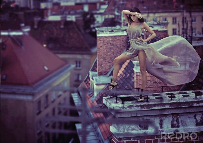 Fotobehang Vrouw op een dak