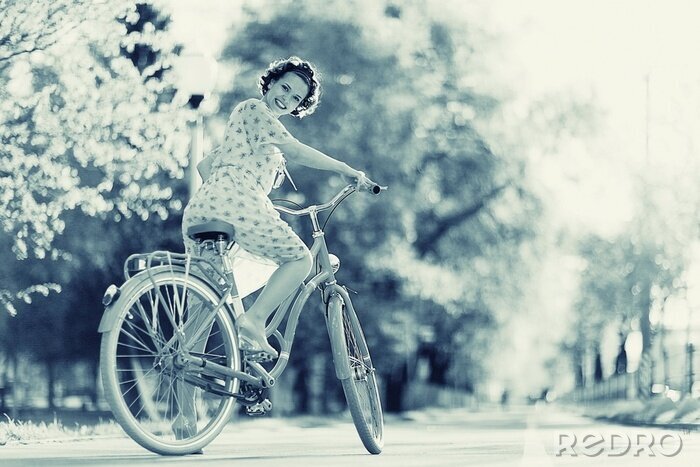 Fotobehang Vrouw op fiets in blauwtinten