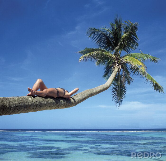Fotobehang Vrouw op het strand en tropische zee