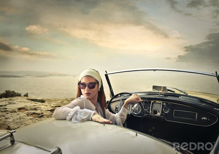 Fotobehang Vrouw zittend in een retro auto