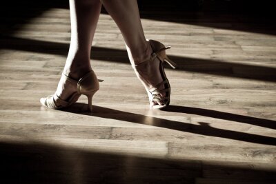 Vrouwelijke voeten op de dansvloer