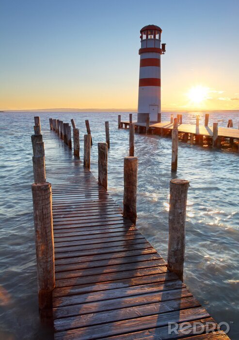 Fotobehang Vuurtoren bij Meer Neusiedl bij zonsondergang