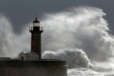 Fotobehang Vuurtoren door stormachtige golven