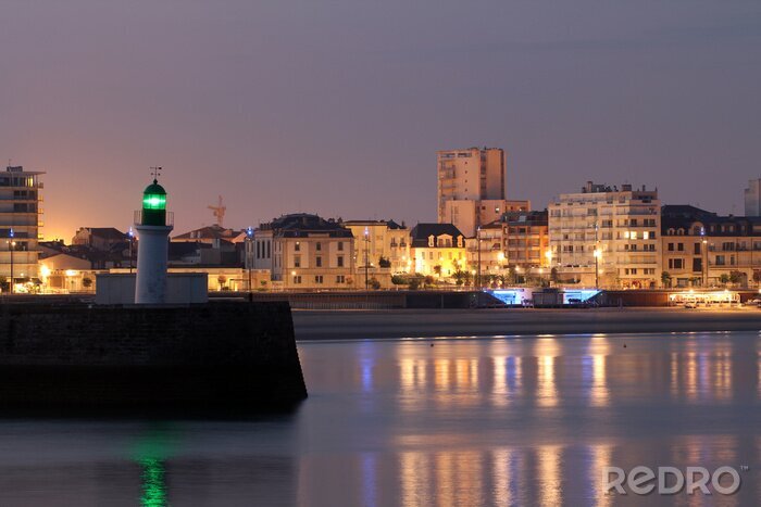 Fotobehang Vuurtoren in een havenstad