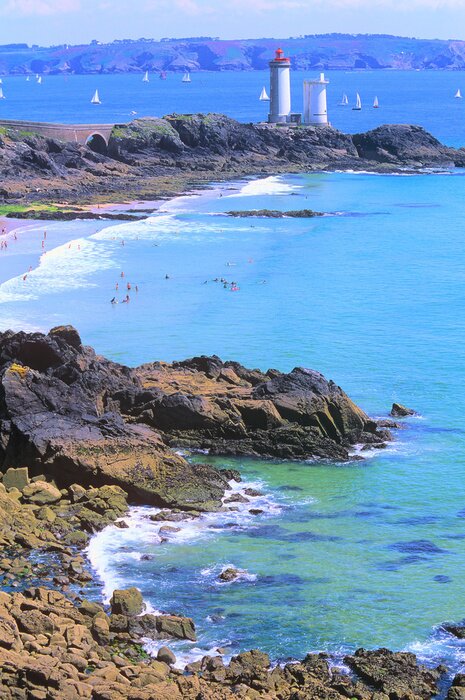 Fotobehang Vuurtoren op de achtergrond van de zee