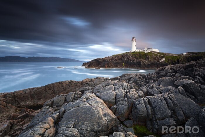 Fotobehang Vuurtoren op donkere achtergrond