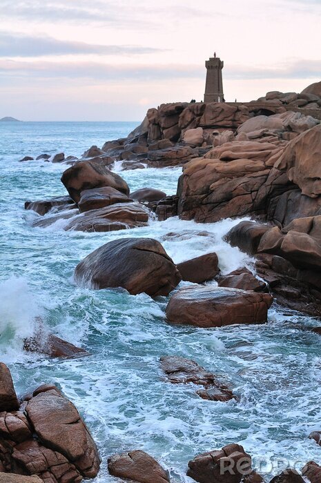 Fotobehang Vuurtoren op een rotsachtig landschap