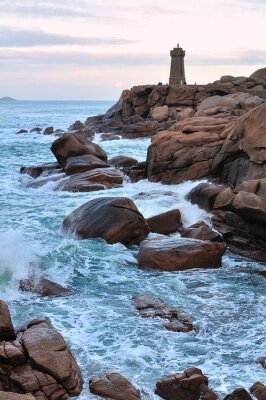 Fotobehang Vuurtoren op een rotsachtig landschap