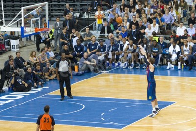 Fotobehang Wachten op een worp naar de basketbalring