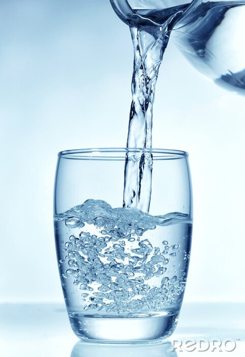 Fotobehang Water ingeschonken in een glas